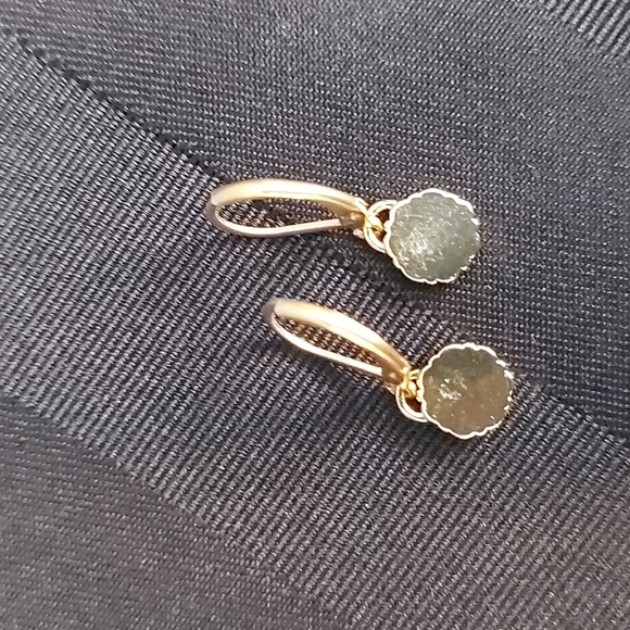 🎉FREE WITH PURCHASE🍹 Gold Tone and Rhinestone Flower Leaverback Earrings - Picture 3 of 3